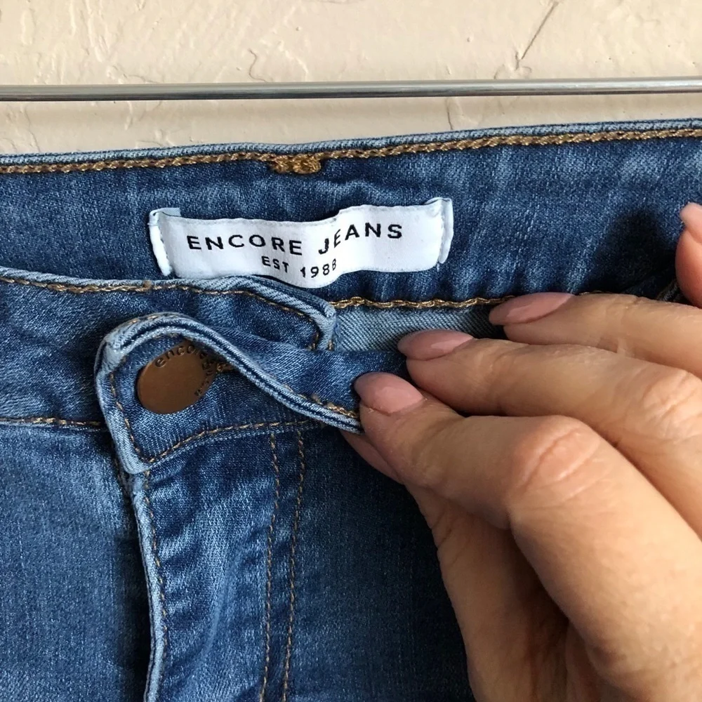 Encore Distressed Raw‎ Hem Skinny Jeans